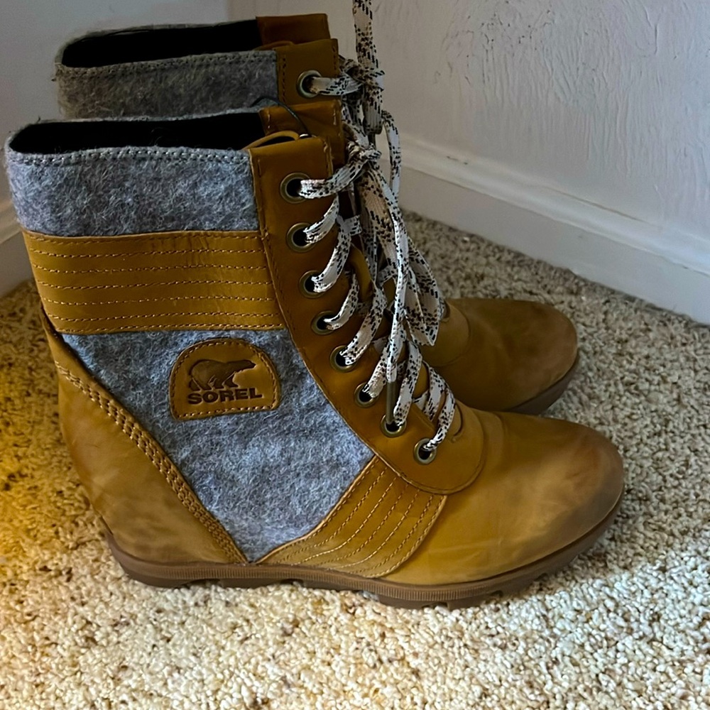 Like new Sorel Lexie wedge boots size 11